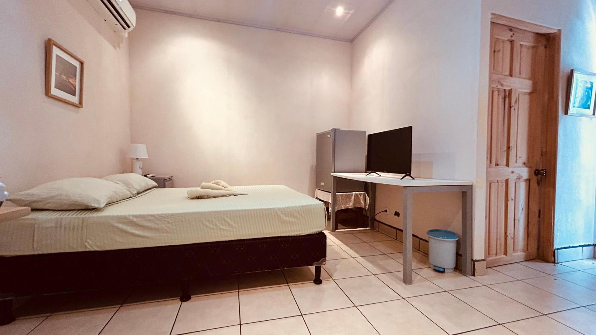 Casa Encantada Offers You Two-Bedroom House, 1 Tiny Apartment & 3 Double Rooms Nationalpark Nationalpark Manuel Antonio Exterior foto